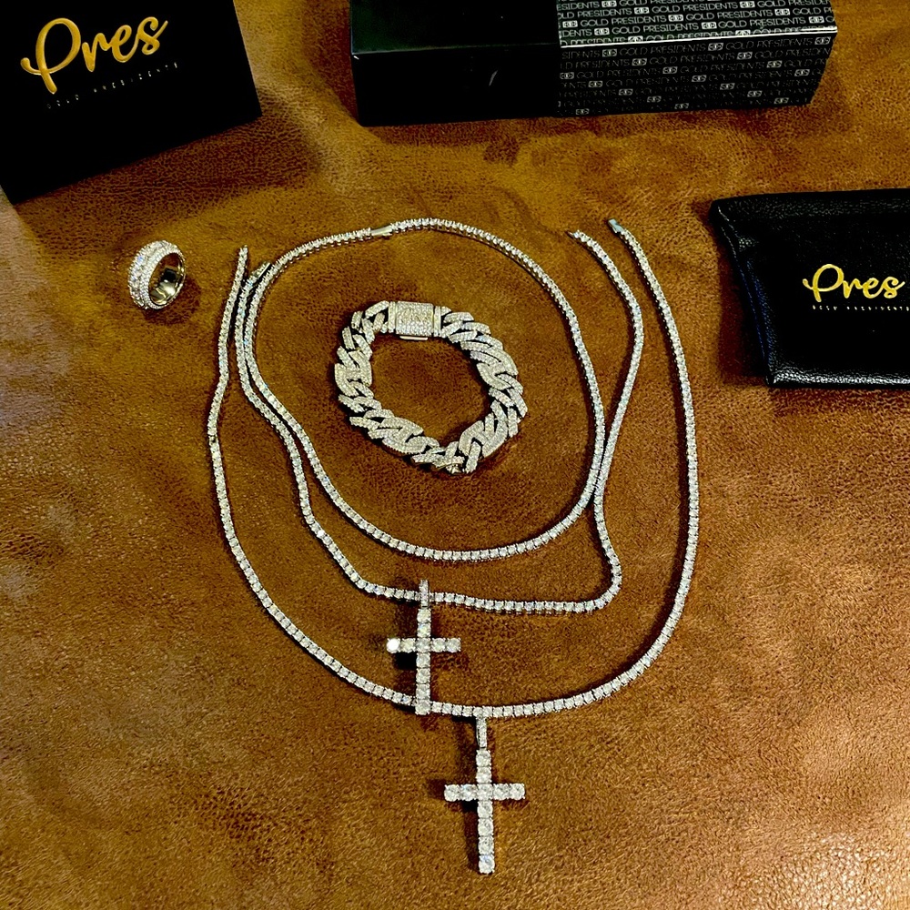 $450 dollars of Jewelry from Goldpresidents.com one chain has a missing stone.